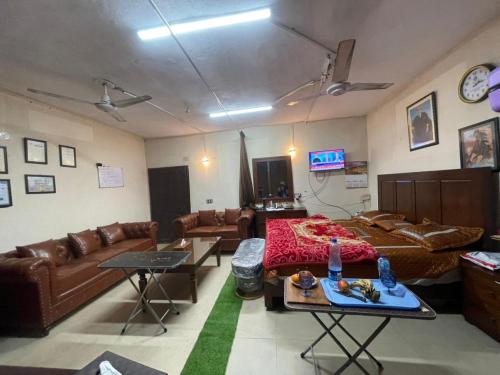 ein Wohnzimmer mit einem Bett und einer Couch in der Unterkunft Secure Private Apartment Privacy Guaranteed in Lahore