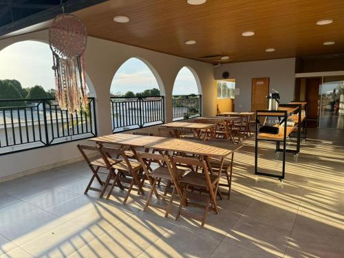 una stanza con tavoli e sedie su un balcone di Pousada Deck a Carolina