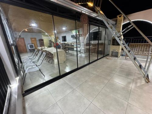 una stanza con scala e tavolo e sedie di Pousada Deck a Carolina