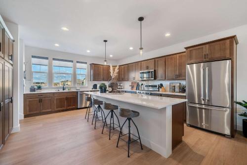 een keuken met houten kasten en roestvrijstalen apparatuur bij Modern Retreat for Groups with Majestic Views in Belgrade