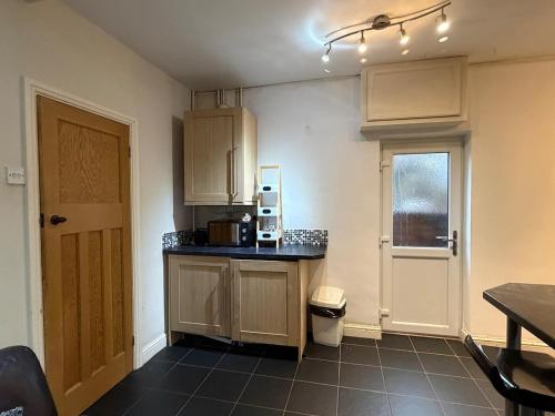 Fotografie z fotogalerie ubytování Welcome to this charming presented 2-bedroom house v destinaci Stoke-on-Trent