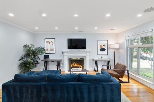 TV a/nebo společenská místnost v ubytování Marbella Lane Impeccable 3BR Delightful Escape