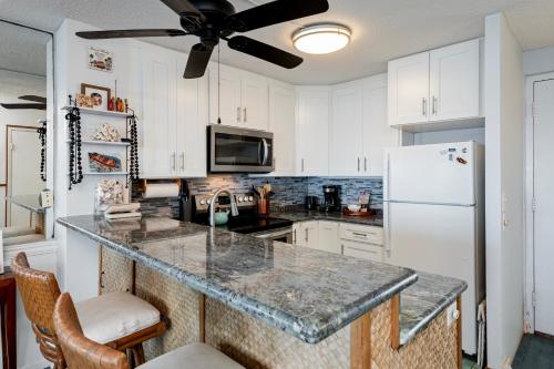 Kuchyň nebo kuchyňský kout v ubytování Alii Villas #232 condo