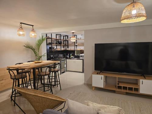 TV a/nebo společenská místnost v ubytování Molcabaña Casa con Jacuzzi privado y diseño de interiores profesional, ubicada en el norte de Armenia, es la casa TOP de Molca Travel