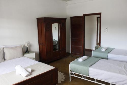 En eller flere senge i et værelse på Catalina House