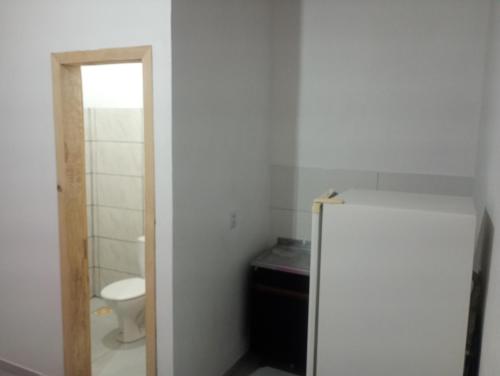 een kleine badkamer met een toilet en een koelkast bij Pousada 201 in Caràzinho