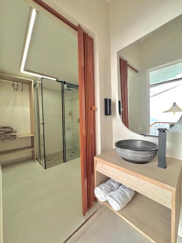 un bagno con lavandino e doccia in vetro di Hotel Boutique Casa Kereht by Mekedo a Cali