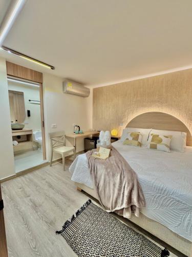 una camera da letto con un letto grande e una scrivania di Hotel Boutique Casa Kereht by Mekedo a Cali