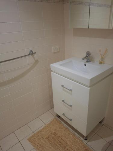 Et badeværelse på Close to Shoal Bay Beach!