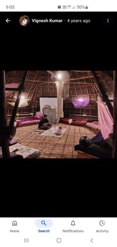 una foto di una stanza con persone sdraiate sul pavimento di Beyond Guest House ad Auroville