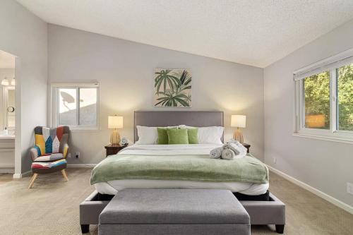 En eller flere senge i et værelse på Marbella Lane - 4BR SiliconValley Gem Pool House