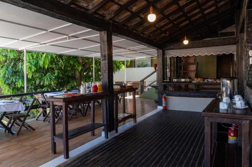 een patio met een tafel en een keuken bij GO Hotelaria in Búzios