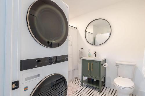 een badkamer met een toilet en een spiegel bij Berkshire House in Hillsdale