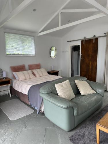 Un pat sau paturi într-o cameră la The Smithy