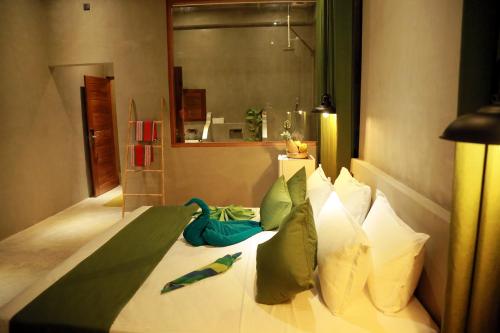 平谷Serene Villa Hiriketiya的卧室里有一张带白色枕头的床