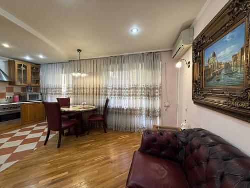 ein Wohnzimmer mit Sofa und Tisch in der Unterkunft Воскресенская 12- 2 кв Евро Центр in Dnipro