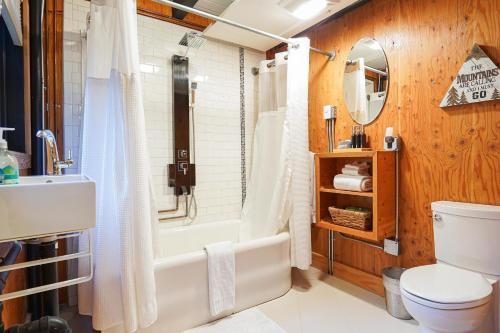 Ένα μπάνιο στο Treetop Hideaway, Sleeps 2