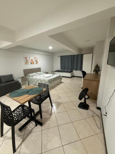 Et opholdsområde på Studio amplo e aconchegante no bairro aterrado