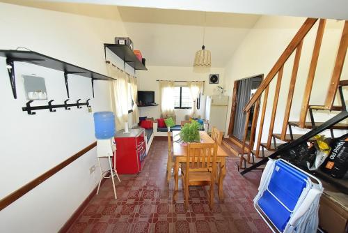 une cuisine et un salon avec une table et des chaises dans l'établissement Bialet Masse, à Cuesta Blanca