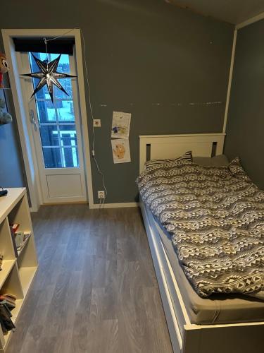 Postel nebo postele na pokoji v ubytování Bolig sentralt på Røros