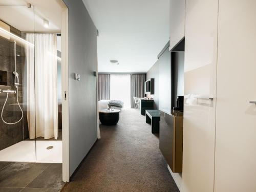 pasillo de un baño con aseo y lavabo en Hotel City Maribor, en Maribor