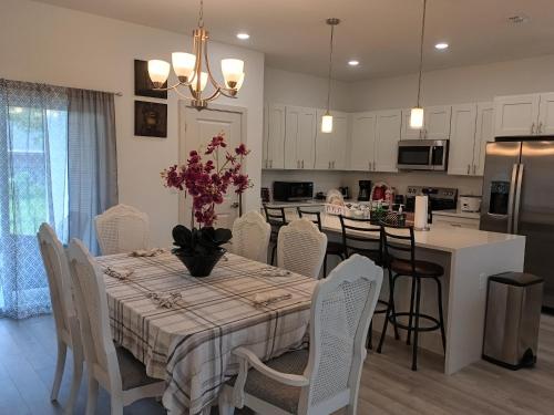 eine Küche und ein Esszimmer mit Tisch und Stühlen in der Unterkunft Beautiful Room in quiet place shared bath in Ocala