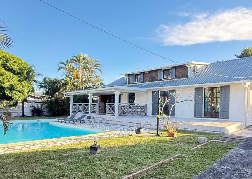 Swimmingpoolen hos eller tæt på Grande villa familiale avec piscine entre mer et montagne