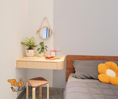 Een bed of bedden in een kamer bij Thỏ Chill Homestay