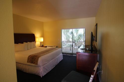 ein Hotelzimmer mit einem Bett und einem Fenster in der Unterkunft Central Motel - Inverness in Inverness