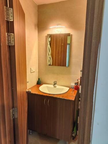 ein Badezimmer mit Waschbecken und Spiegel in der Unterkunft MalangFehmi Goa Escape in Arambol