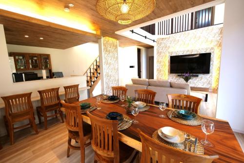 ein Esszimmer mit einem Holztisch und Stühlen in der Unterkunft Koji Bliss - Vacation STAY 93231v in Shirako