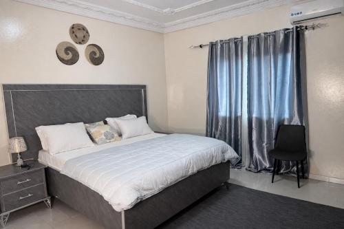 En eller flere senge i et værelse på Bright and central apartment in Plateau