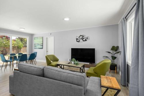 een woonkamer met een bank en een tafel bij Marbella Lane - Alluring & Spacious 3BR Home in Cambrian Park