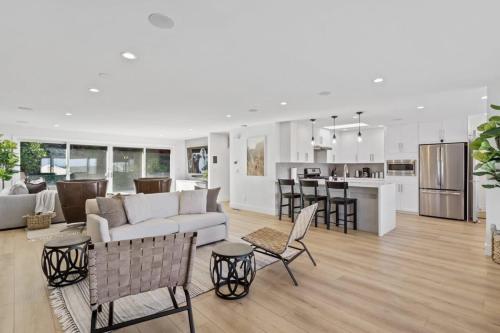 een woonkamer en een keuken met een bank en stoelen bij Marbella Lane - 3BR w sweeping views of Bay Area in Laurel