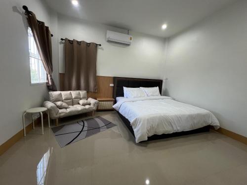 ein Schlafzimmer mit einem Bett, einem Stuhl und einem Fenster in der Unterkunft บ้านใจฟู URBAN HOMe in Mukdahan