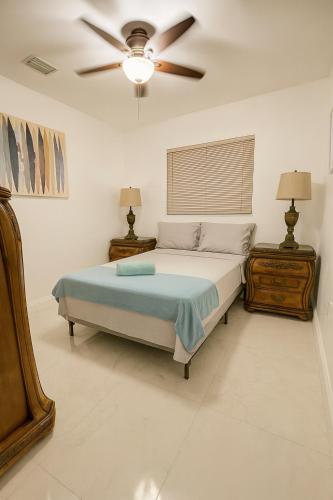 a bedroom with a bed and a ceiling fan at Layover Miami International Airport in Miami