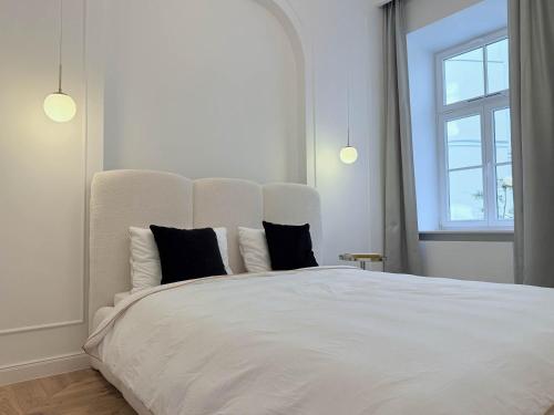 En eller flere senge i et værelse på Luxury Residence Prime Location Parking