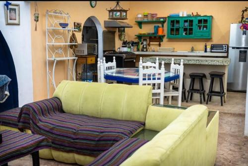 Køkken eller tekøkken på La casa Azul en Ticul Yucatán te espera para unos días tranquilos en familia