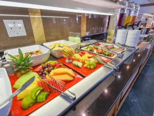 een buffet met veel verschillende soorten eten bij Mercure Johannesburg Randburg in Johannesburg