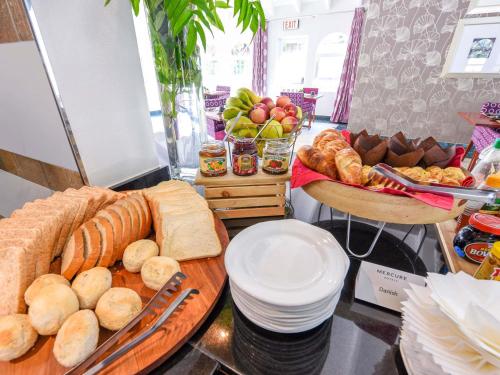 een tafel met veel brood en andere voedingsmiddelen bij Mercure Johannesburg Randburg in Johannesburg