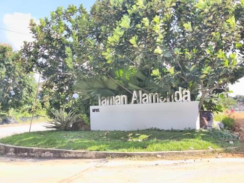 a sign for the main entrance to man alabama at Inap kluster Alamanda in Kuala Kangsar