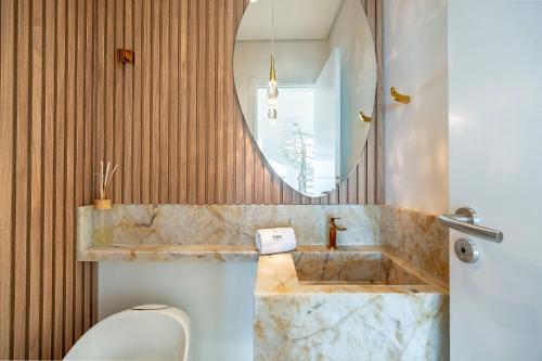 Et badeværelse på Riviera Duplex 3 Suítes by Achei Camboriú