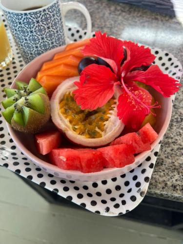 una ciotola di frutta e verdura su un tavolo di RIVA B&B a Bocas del Toro