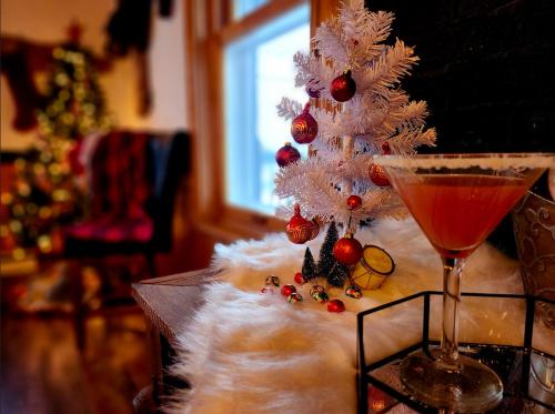 un drink di Natale e un albero di Natale su un tavolo di Domaine pour 21 pers avec SPA et GRANGE Festive a Saint-Justin