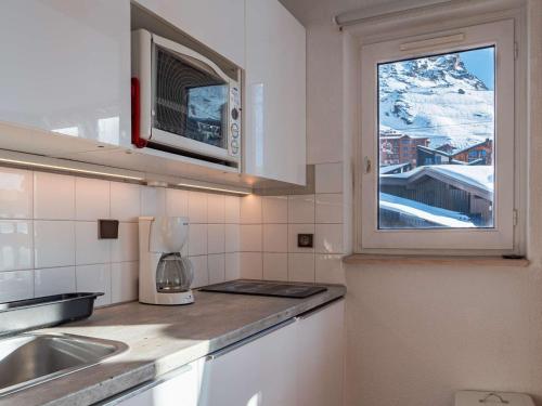 Kuchyň nebo kuchyňský kout v ubytování Appartement ski aux pieds Val Thorens - 6 pers, central et pratique - FR-1-637-92