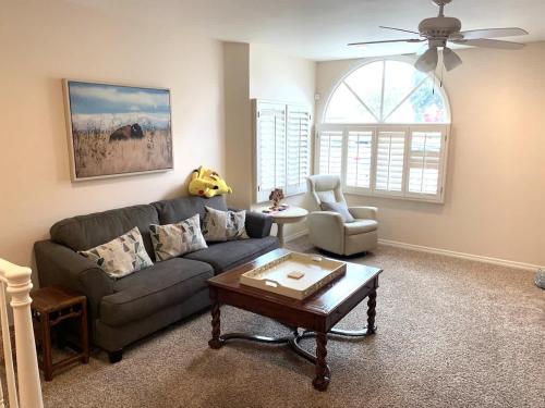 Posezení v ubytování Marbella Lane - 3BR Coastal Charm in Seal Beach