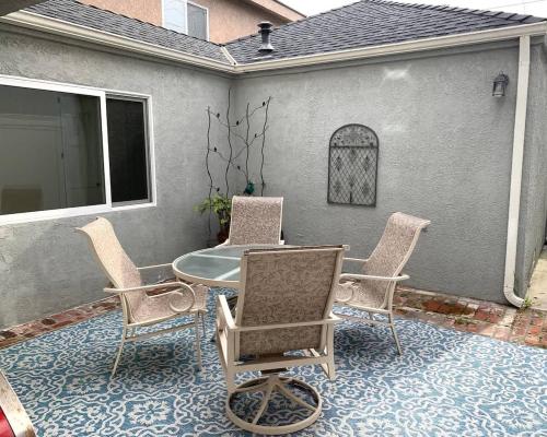 Patio nebo venkovní prostory v ubytování Marbella Lane - 3BR Coastal Charm in Seal Beach