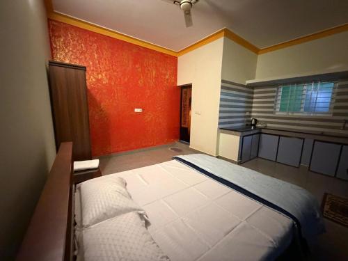 een slaapkamer met een groot bed in een kamer bij The Town Cascade in Madikeri