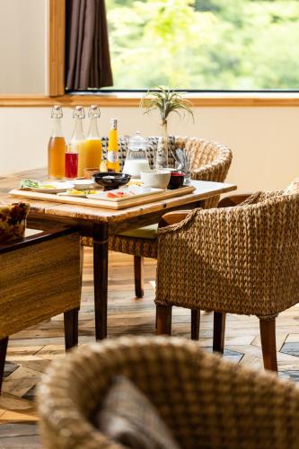 日光日光庇护花园酒店(Shelter Garden Nikko)的一张桌子和椅子,上面有饭