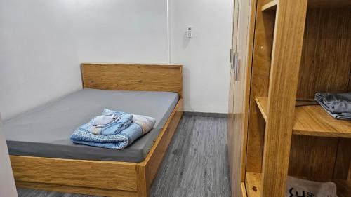 Ein Bett oder Betten in einem Zimmer der Unterkunft DINO Home HACOM 2BR city center